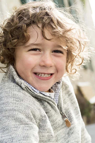 Portret chłopca na tle miejskich — Zdjęcie stockowe