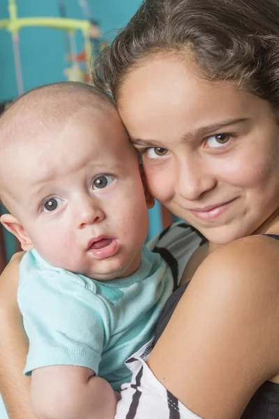 Симпатичный новорожденный ребенок с сестрой — стоковое фото