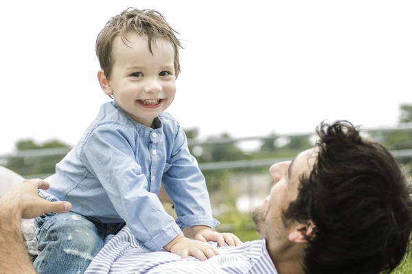 Heureux joyeux père avoir du plaisir avec est enfant — Photo