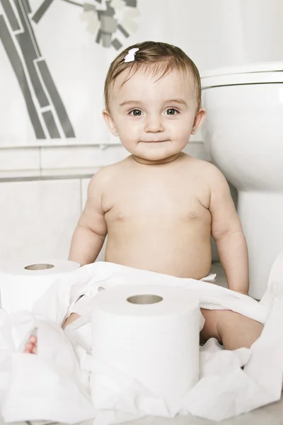 Tout-petit déchirant du papier toilette dans la salle de bain — Photo