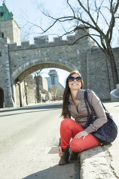 Jonge schoonheid poseren over stad achtergrond — Stockfoto