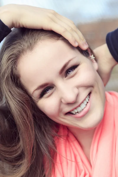 Estilo adolescente menina sorriso — Fotografia de Stock