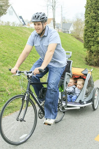 Família se divertindo em bicicletas — Fotografia de Stock