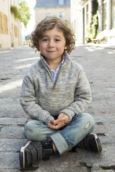 Portret van een jongen op een stedelijke achtergrond — Stockfoto