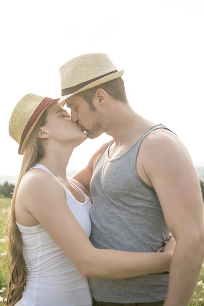 Pareja joven enamorada al aire libre al atardecer —  Fotos de Stock