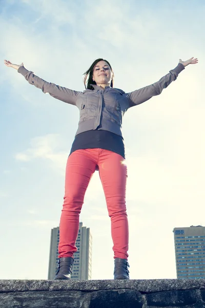 Young beauty posing over city background — Stock Photo, Image