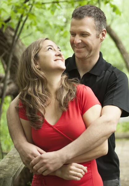 Casal em pé na trilha florestal — Fotografia de Stock