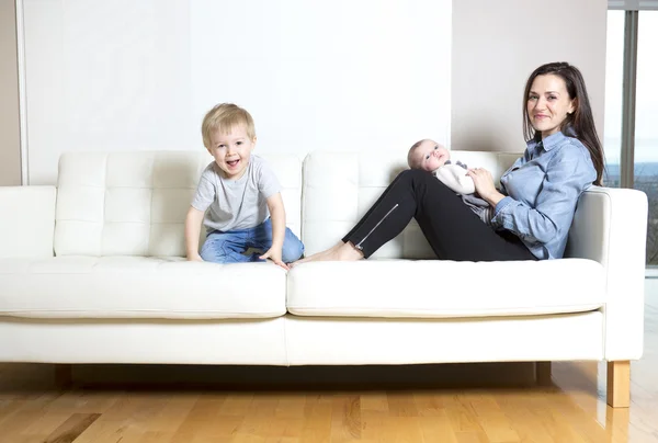 母亲与婴儿沙发 — 图库照片