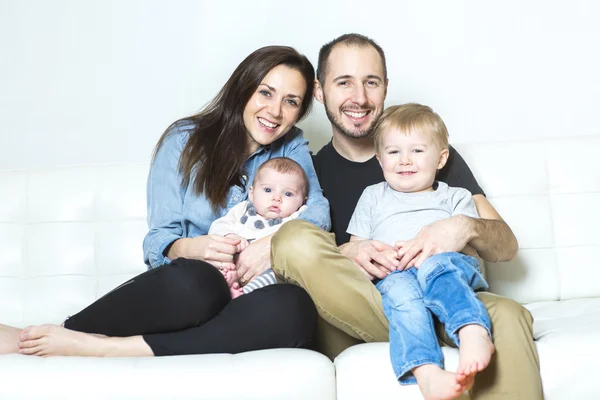 Joven familia feliz con dos hijos en casa — Foto de Stock