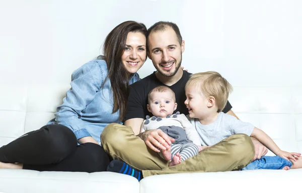 집에서 두 아이 들과 젊은 행복 한 가족 — 스톡 사진