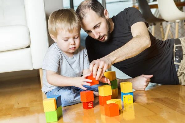 Padre jugar bloque con su hijo en casa —  Fotos de Stock