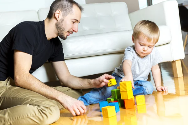 Padre giocare blocco con suo figlio a casa — Foto Stock