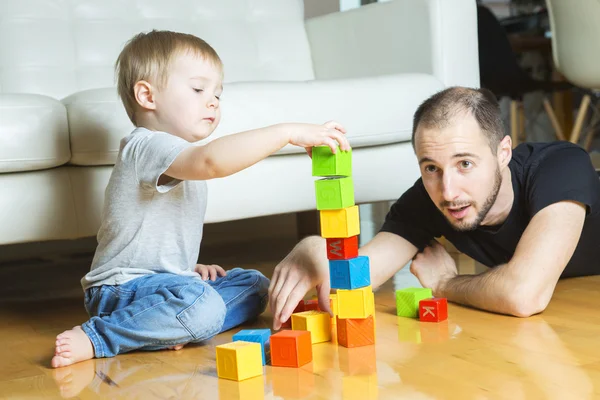 Padre jugar bloque con su hijo en casa —  Fotos de Stock