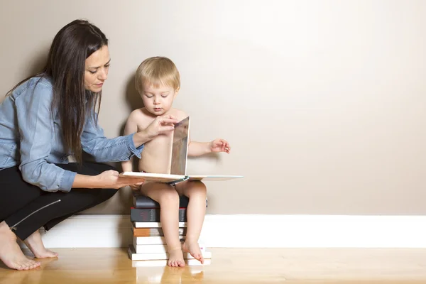 Madre che legge con suo figlio — Foto Stock