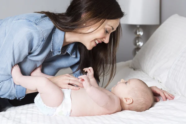 Madre con bambino a letto divertirsi — Foto Stock