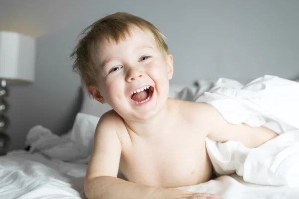 Estilo de vida saudável de crianças na cama menino — Fotografia de Stock