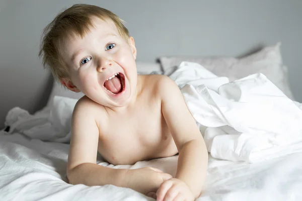 Stile di vita sano dei bambini piccoli ragazzo sul letto — Foto Stock