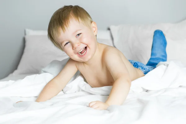 Mode de vie sain des jeunes enfants garçon au lit — Photo