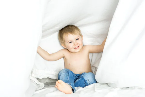 Gezonde levensstijl van jonge kleine kinderen jongen op bed — Stockfoto