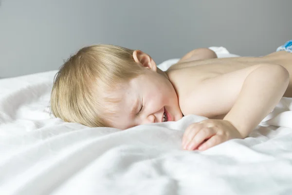 Estilo de vida saudável de crianças na cama menino — Fotografia de Stock