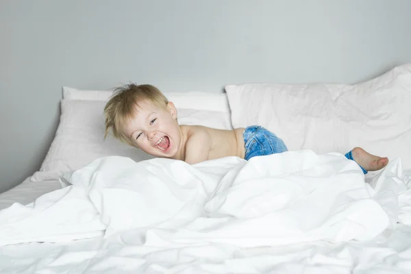 Estilo de vida saudável de crianças na cama menino — Fotografia de Stock