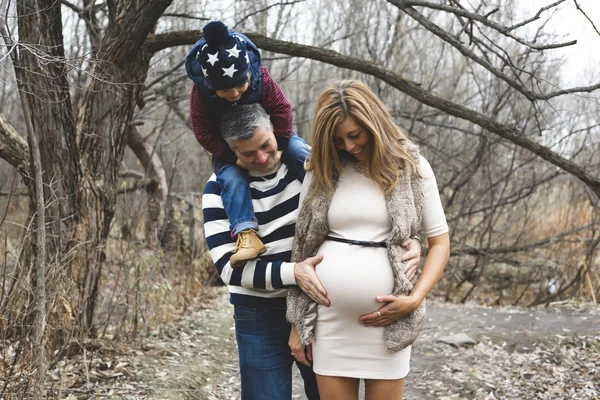 Schöne schwangere Paare im Freien Porträt in der herbstlichen Natur — Stockfoto