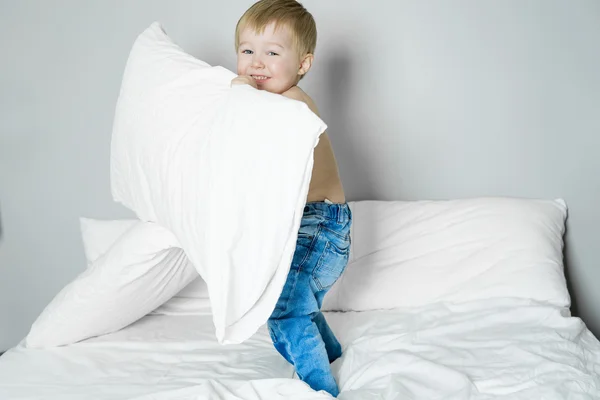 Mode de vie sain des jeunes enfants garçon au lit — Photo