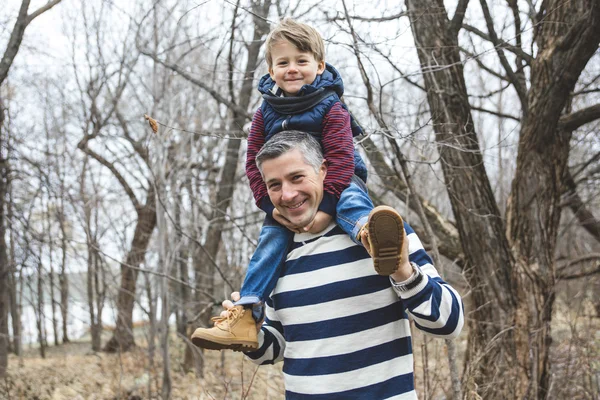 Heureux père et fils s'amuser dans le parc à la fin d'octobre — Photo