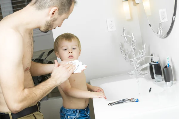 Man in badkamer met kind klaar om te scheren — Stockfoto