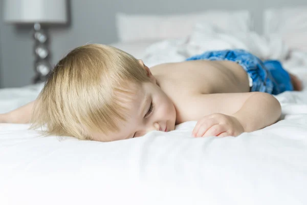 Mode de vie sain des jeunes enfants garçon au lit — Photo