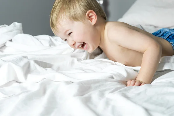Stile di vita sano dei bambini piccoli ragazzo sul letto — Foto Stock