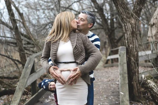 Bela ao ar livre retrato casal grávida no outono natureza — Fotografia de Stock