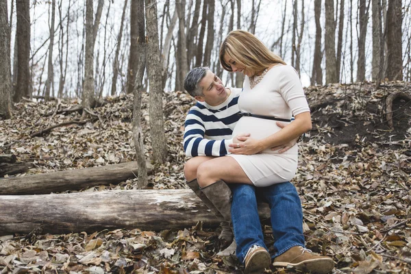Красивый открытый портрет беременной пары в осенней природе — стоковое фото