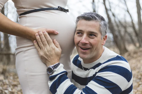 Bela ao ar livre retrato casal grávida no outono natureza — Fotografia de Stock