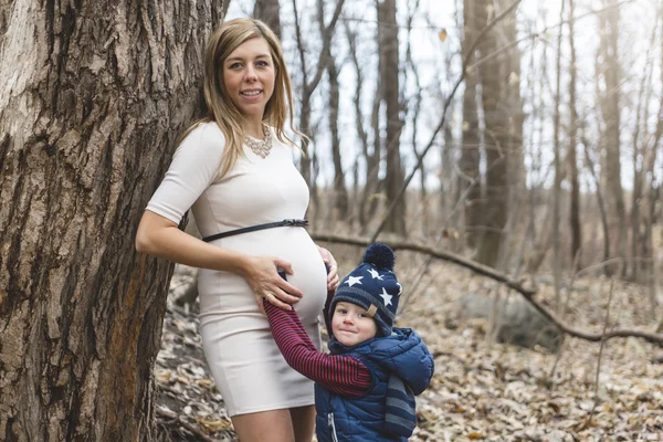 Piękny odkryty w ciąży para portret w jesień natura — Zdjęcie stockowe
