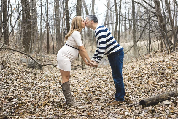 Hermoso retrato de pareja embarazada al aire libre en otoño naturaleza — Foto de Stock
