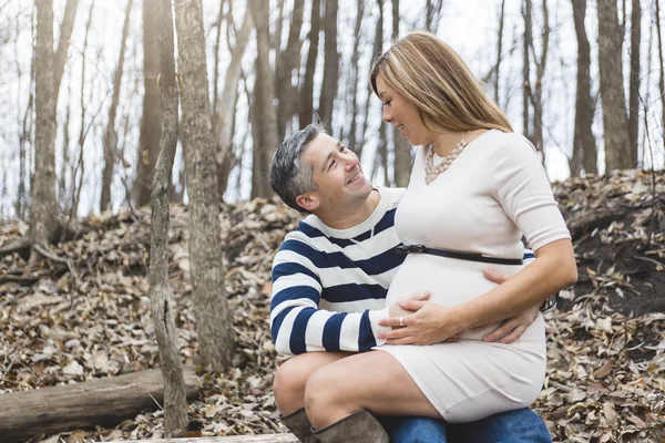 Mooie buiten zwangere paar portret in de herfst natuur — Stockfoto