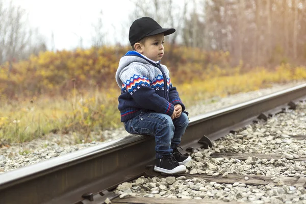 Jongen op een spoorwegstation — Stockfoto