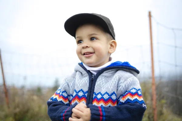 Bedårande pojke i höst park — Stockfoto
