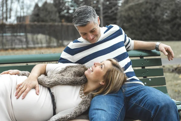 Красивый открытый портрет беременной пары в осенней природе — стоковое фото