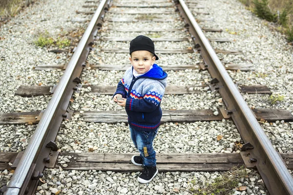 Jongen op een spoorwegstation — Stockfoto