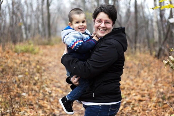 Mère avec son fils dans la forêt — Photo