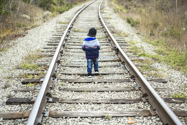 Pojke på en järnvägsstation — Stockfoto