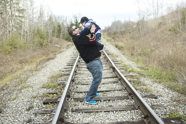 Père et fils à la saison d'automne — Photo