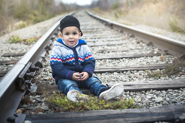 Pojke på en järnvägsstation — Stockfoto