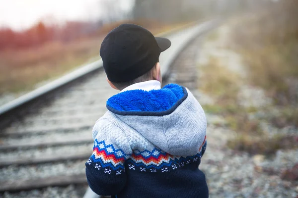 Pojke på en järnvägsstation — Stockfoto