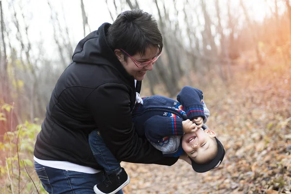 Arbre de plantation de famille avec pique en plein air en automne — Photo