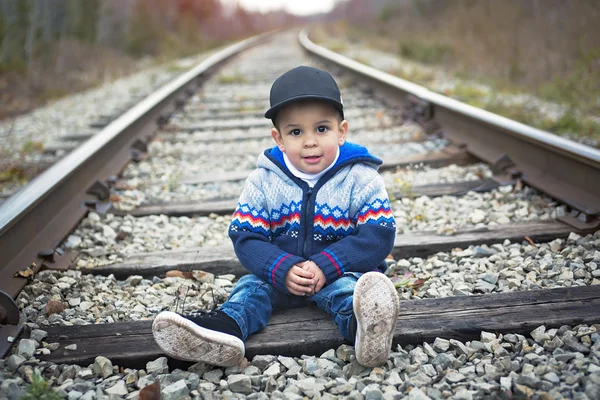 Jongen op een spoorwegstation — Stockfoto