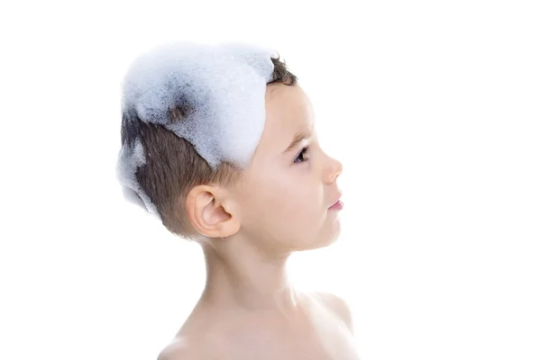 Lindo niño lavando su cabello aislado sobre fondo blanco — Foto de Stock