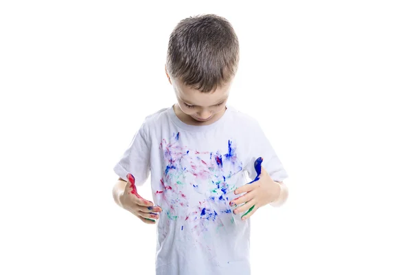 Retrato de niño pequeño con pinturas en las manos aisladas sobre fondo blanco — Foto de Stock